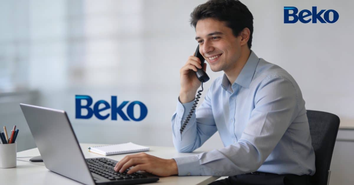 Conseiller Beko souriant au telephone devant ordinateur