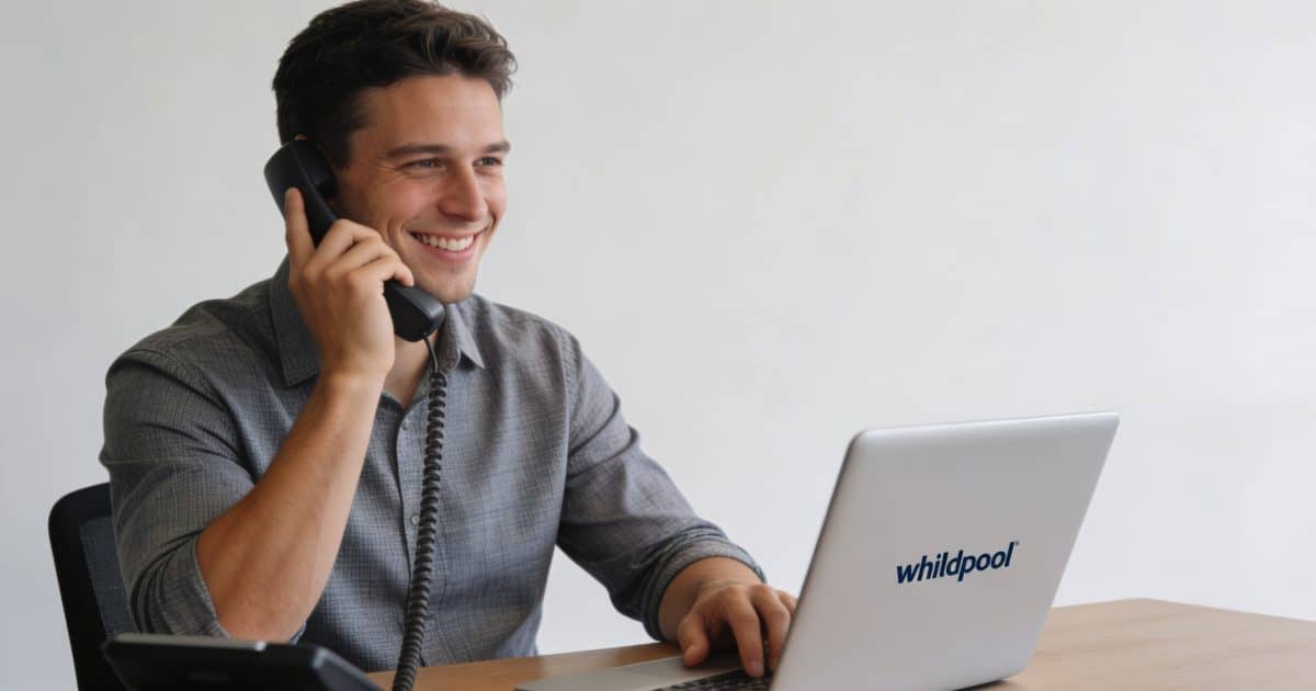 conseiller whirlpool souriant au telephone devant ordinateur
