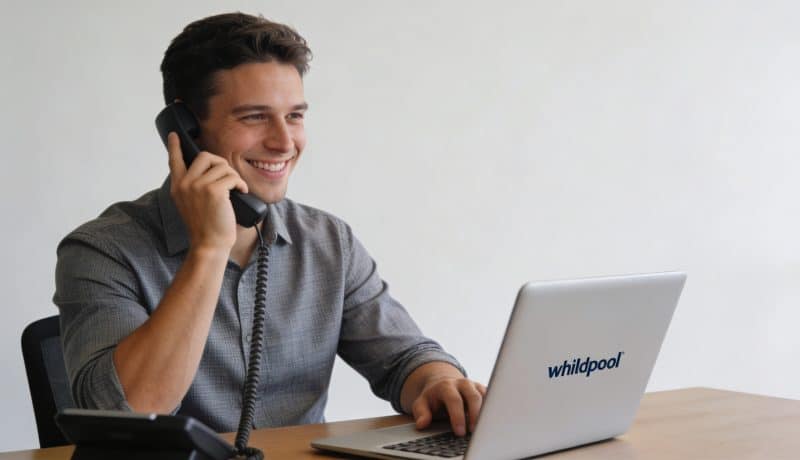conseiller whirlpool souriant au telephone devant ordinateur