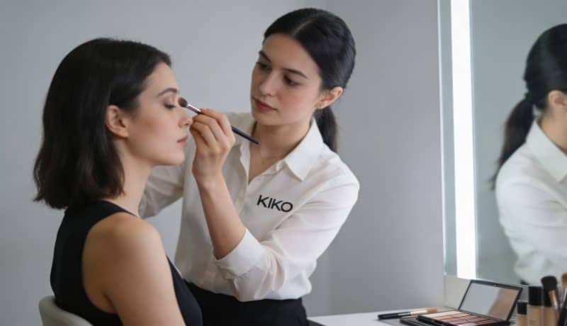 conseillere kiko maquille cliente assise devant miroir