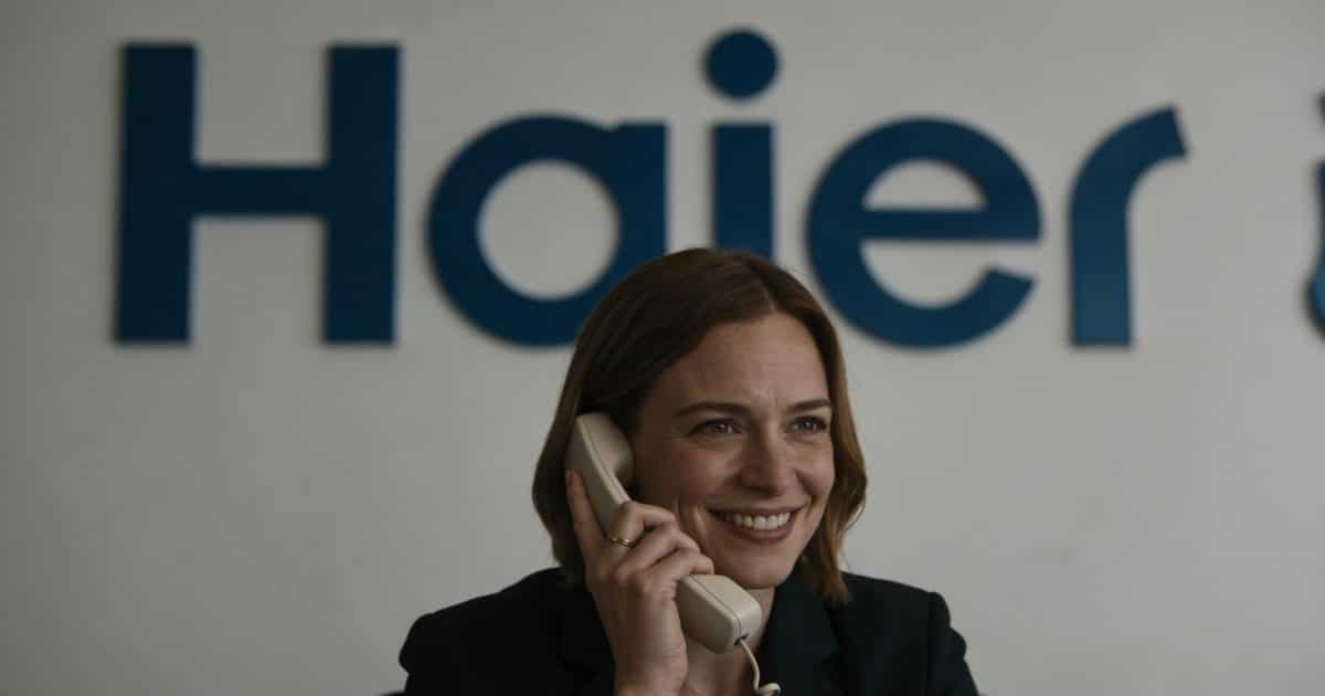 femme souriante au telephone devant logo haier