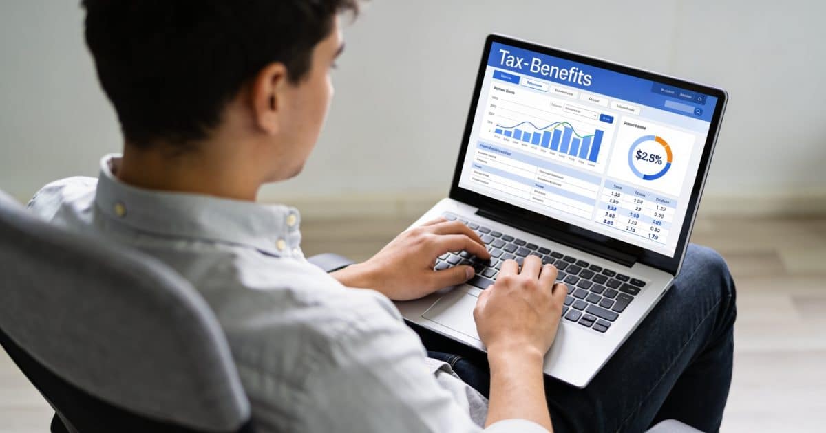 Jeune adulte assis devant ordinateur affichant calcul allocation