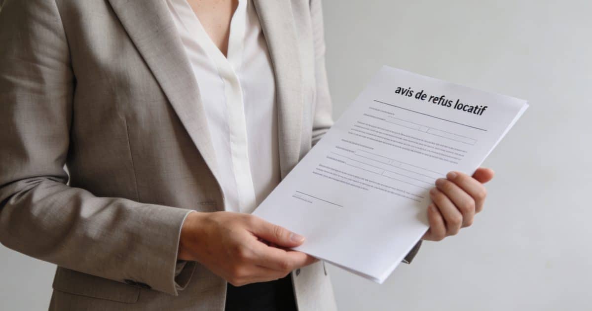 proprietaire debout devant avis de refus locatif